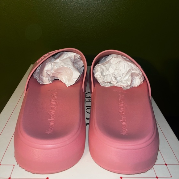 Alexander McQueen Women’s Logo Patch Pool Slides, Pastel Pink Size 41+(US 11.5) - Picture 7 of 10